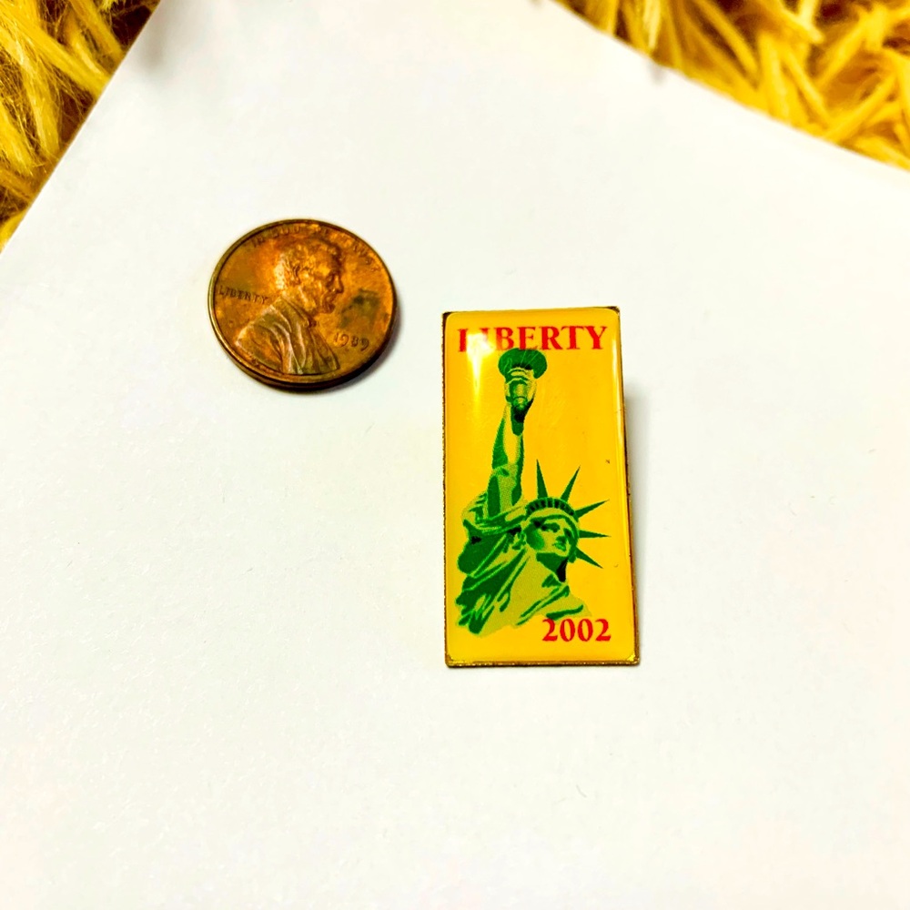 Statue of Liberty 2002 Pin brooch yellow resin gold tone metal